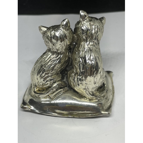 631 - A PAIR OF MARKED 925 SILVER CATS ON A CUSHION WITH A WEIGHTED BASE