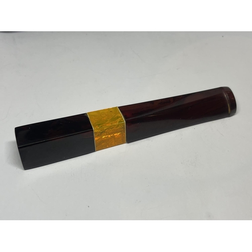 632 - AN AMBER CHEROOT HOLDER IN A CASE