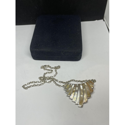 634 - A SILVER ART DECO NECKLACE WITH A PRESENTATION BOX