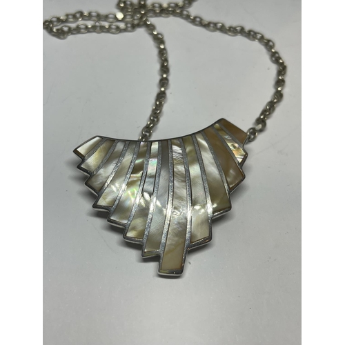 634 - A SILVER ART DECO NECKLACE WITH A PRESENTATION BOX