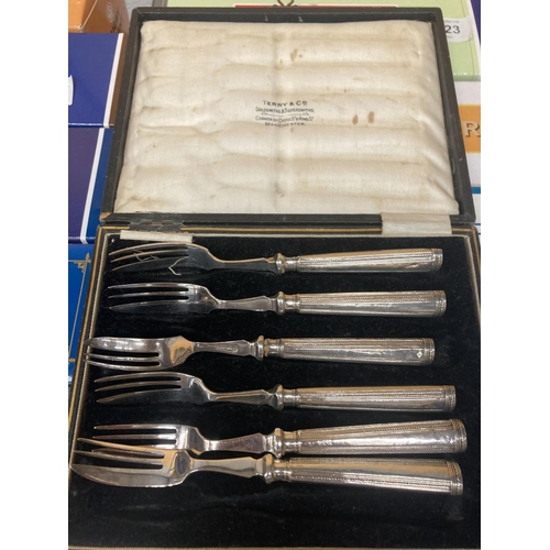 636 - SIX HALLMARKED SHEFFIELD SILVER HANDLED FORKS IN A PRESENTATION BOX