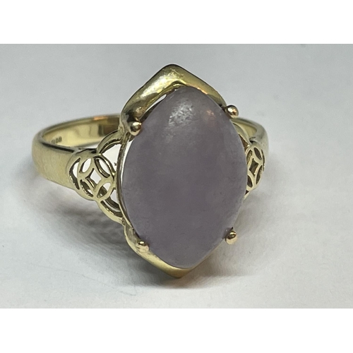 668 - A 14 CARAT GOLD RING WITH A LARGE JADE STONE SOLITAIRE SIZE S