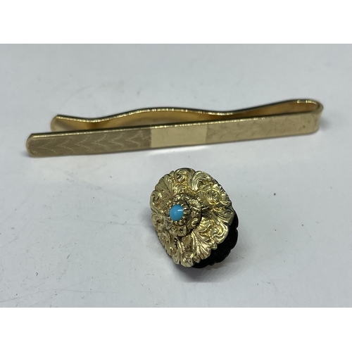 686 - TWO GOLD PLATED ITEMS TO INCLUDE A TIE CLIP