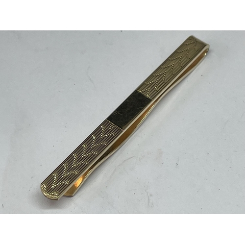 686 - TWO GOLD PLATED ITEMS TO INCLUDE A TIE CLIP