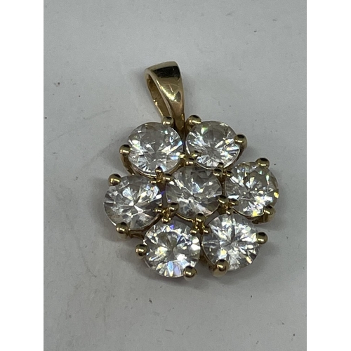 690 - A 10 CARAT GOLD PENDANT WITH A CLEAR STONE FLOWER DESIGN