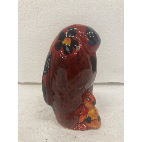 730 - AN ANITA HARRIS HAND PAINTED AND SIGNED PENGUIN AND CHICK - 15 CM