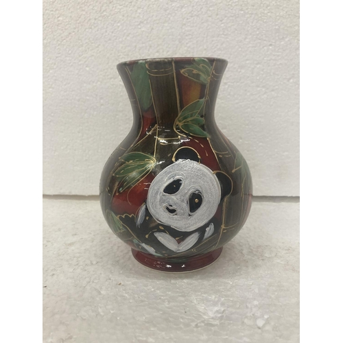 734 - AN ANITA HARRIS PANDA VASE HANDPAINTED AND SIGNED IN GOLD TO THE BASE - 14.5 CM