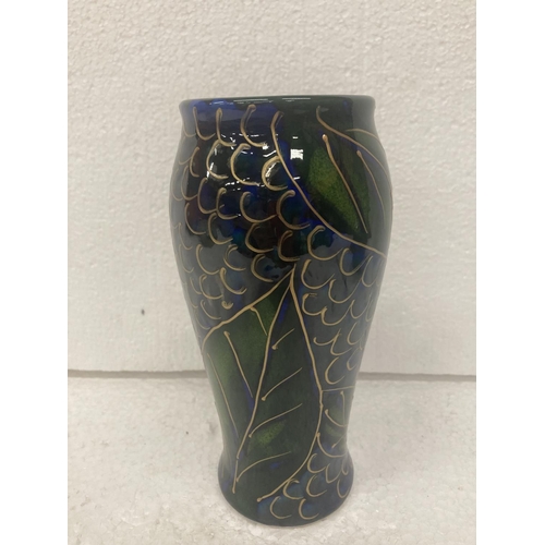 748 - AN ANITA HARRIS HANDPAINTED BLUEBERRY VASE - SIGNED TO THE BASE IN GOLD - 18 CM