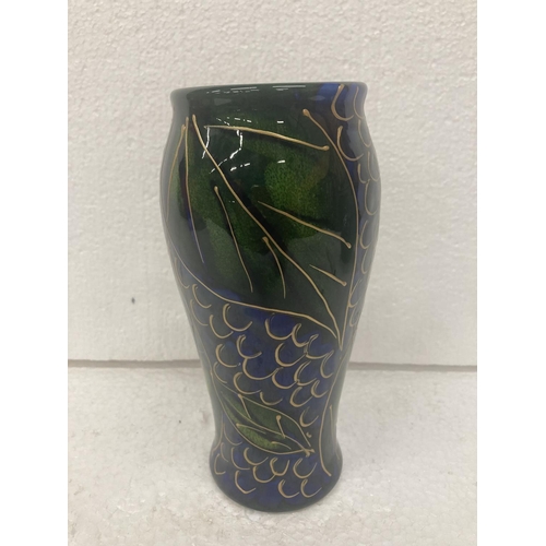 748 - AN ANITA HARRIS HANDPAINTED BLUEBERRY VASE - SIGNED TO THE BASE IN GOLD - 18 CM