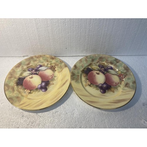 752 - TWO SANDRINGHAM COLLECTORS CABINET PLATES WITH A FRUIT DESIGN