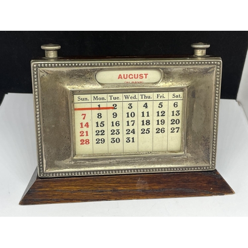 792 - A SILVER PLATED DECO DESK CALENDAR ON A WOODEN BASE