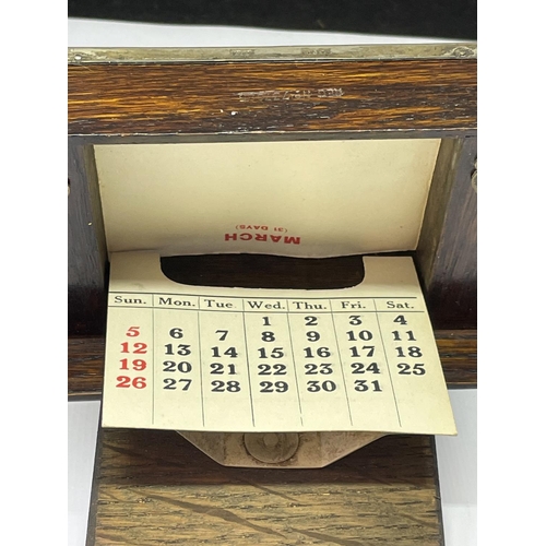 792 - A SILVER PLATED DECO DESK CALENDAR ON A WOODEN BASE