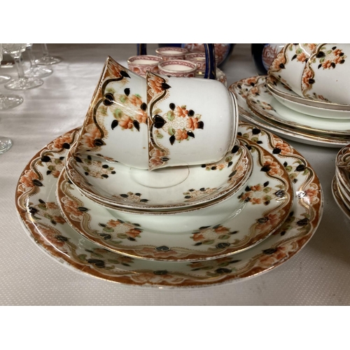 818 - A QUANTITY OF OSBOURNE CHINA TO INCLUDE CUPS, SAUCERS, SIDE PLATES, EGG CUPS IN A STAND PLUS TWO RID... 