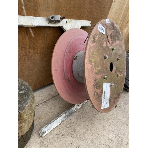 1208 - A VINTAGE METAL FIRE HOSE REEL