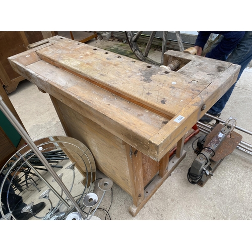 1595 - A VINTAGE WOODEN WORK BENCH WITH VICE AND FIVE DRAWERS, BEARING THE STAMP 'RJHBERGS'