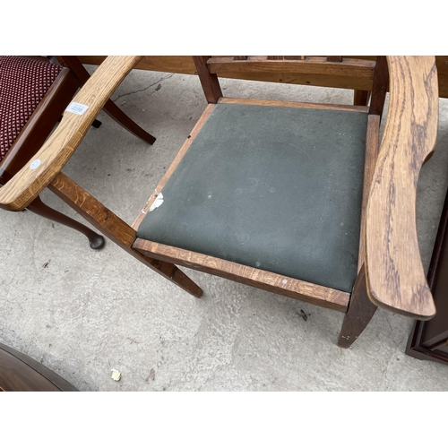 2298 - AN EARLY 20TH CENTURY OAK ELBOW CHAIR