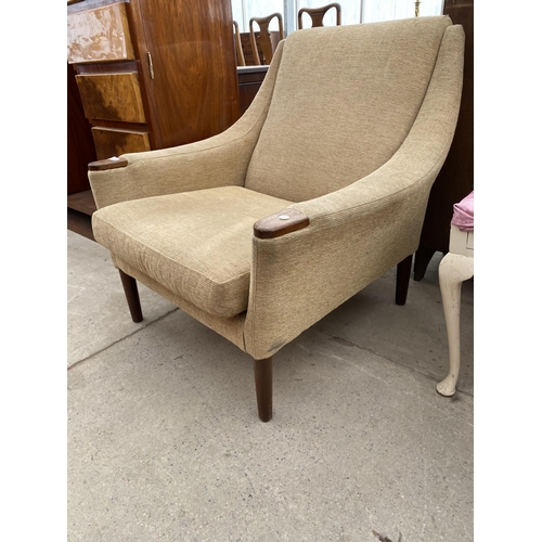 2383 - AN UPHOLSTERED 1970'S ARMCHAIR