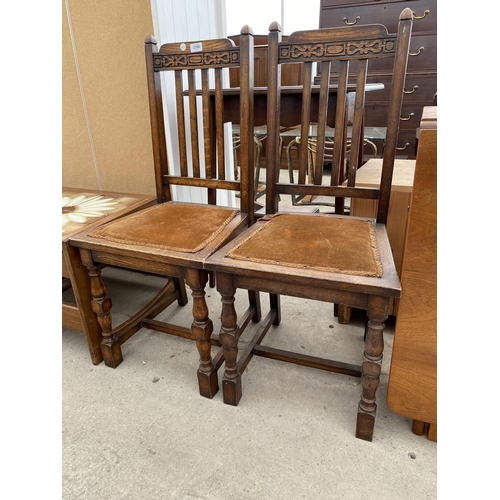 2386 - A PAIR OF EARLY 20TH CENTURY OAK DINING CHAIRS