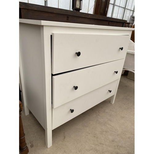 2467 - A MODERN WHITE PAINTED CHEST OF THREE DRAWERS, 35.5