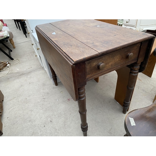 2479 - A VICTORIAN OAK PEMBROKE TABLE