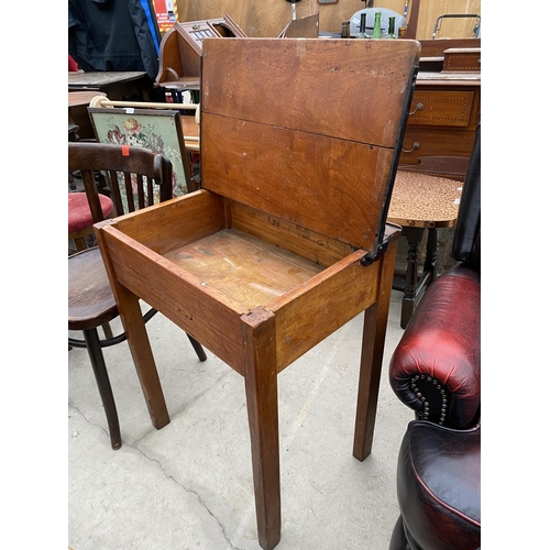 2524 - A MID 20TH CENTURY CHILD'S DESK