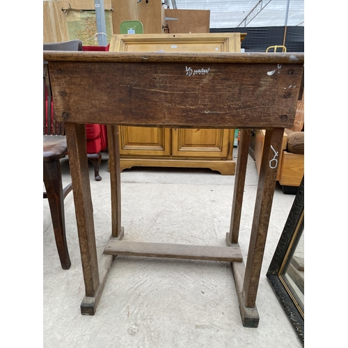 2533 - A MID 20TH CENTURY CHILD'S SCHOOL DESK