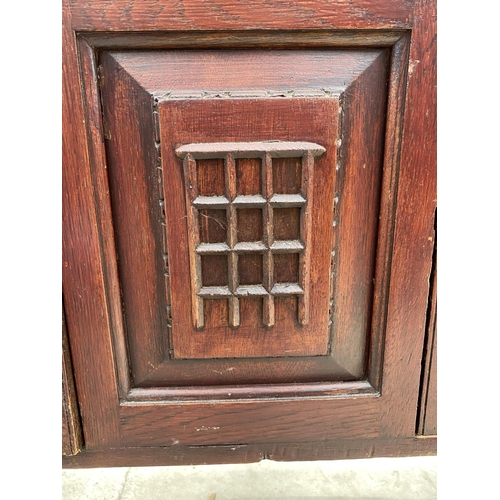 2548 - AN EARLY 20TH CENTURY OAK SIDEBOARD ON BARLEYTWIST LEGS, 54