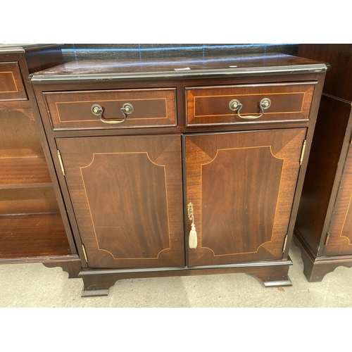 2552 - A MODERN MAHOGANY AND CROSSBANDED SIDE CABINET, 29