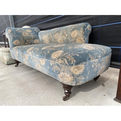 2565 - A LATE VICTORIAN CHAISE LONGUE ON TURNED LEGS