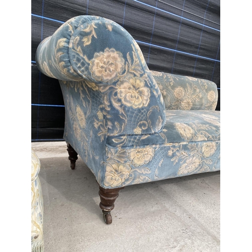 2565 - A LATE VICTORIAN CHAISE LONGUE ON TURNED LEGS