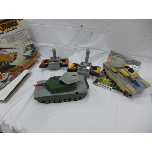 2869 - A BOXED ENTERTECH LASER TANKS BATTLE CHALLENGE WITH TWO TANKS AND RADIO REMOTE CONTROLS