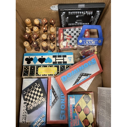 2993 - AN ASSORTMENT OF GAMES TO INCLUDE TRAVEL CHESS, PLAYING CARDS, CRIBBAGE BOARDS AND DOMINOES ETC