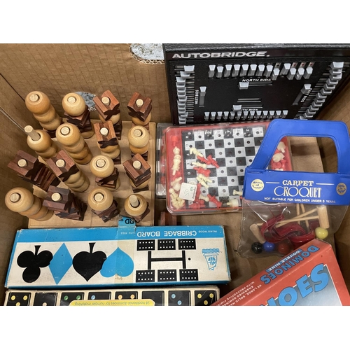 2993 - AN ASSORTMENT OF GAMES TO INCLUDE TRAVEL CHESS, PLAYING CARDS, CRIBBAGE BOARDS AND DOMINOES ETC