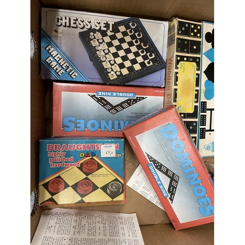 2993 - AN ASSORTMENT OF GAMES TO INCLUDE TRAVEL CHESS, PLAYING CARDS, CRIBBAGE BOARDS AND DOMINOES ETC