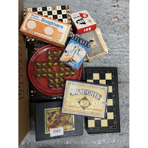 2993 - AN ASSORTMENT OF GAMES TO INCLUDE TRAVEL CHESS, PLAYING CARDS, CRIBBAGE BOARDS AND DOMINOES ETC