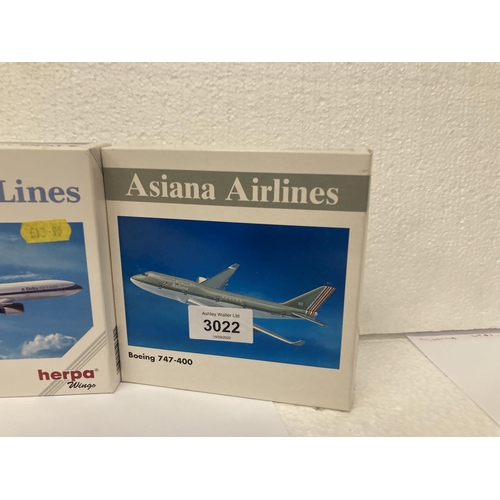 3022 - A COLLECTION OF FOUR COLLECTOR'S AEROPLANES TO INCLUDE ASIANA AIRLINES BOEING 747-400 NO, 500661, DE... 