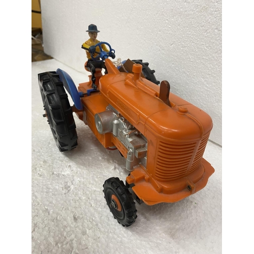 3058 - A BATTERY POWERED PLASTIC MODEL OF A VINTAGE TRACTOR