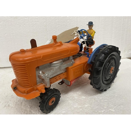 3058 - A BATTERY POWERED PLASTIC MODEL OF A VINTAGE TRACTOR