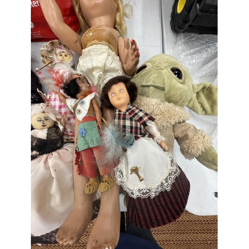 3125 - A LARGE QUANTITY OF OLD DOLLS