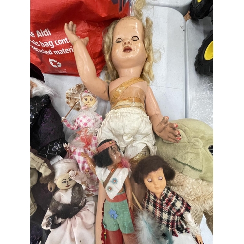 3125 - A LARGE QUANTITY OF OLD DOLLS