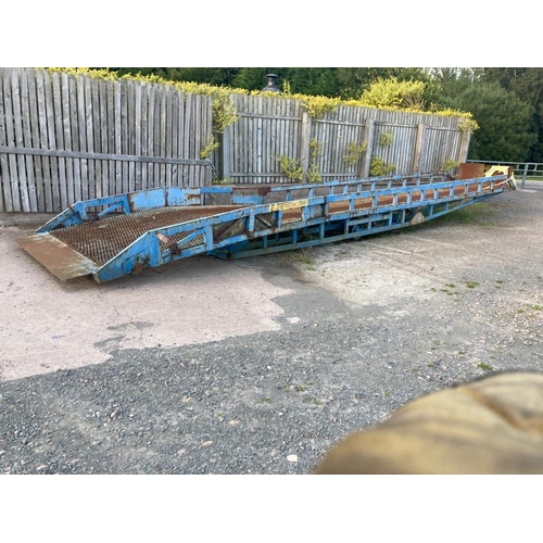 231 - A HEAVY DUTY WAGON LOADING RAMP - SAFE LOADING WEIGHT 7 TONNES - NO VAT