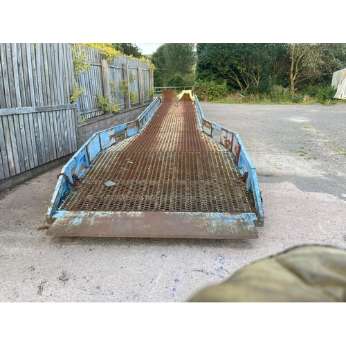 231 - A HEAVY DUTY WAGON LOADING RAMP - SAFE LOADING WEIGHT 7 TONNES - NO VAT