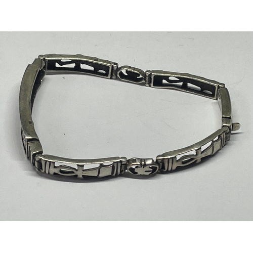 682 - A SILVER BRACELET IN A PRESENTATION BOX