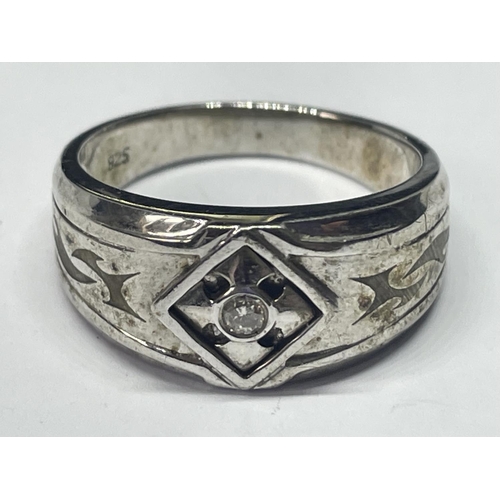 684 - A SILVER RING WITH CENTRE CLEAR STONE SIZR R/S IN A PRESENTATION BOX