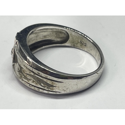 684 - A SILVER RING WITH CENTRE CLEAR STONE SIZR R/S IN A PRESENTATION BOX