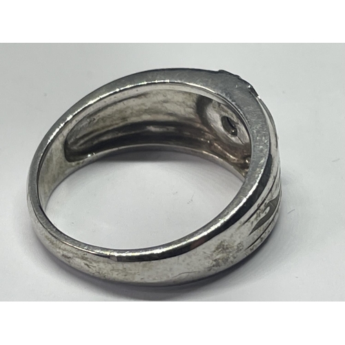 684 - A SILVER RING WITH CENTRE CLEAR STONE SIZR R/S IN A PRESENTATION BOX