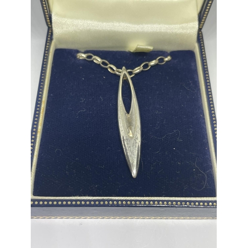 689 - A SILVER NECKLACE WITH DROP PENDANT IN A PRESENTATION BOX