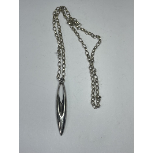 689 - A SILVER NECKLACE WITH DROP PENDANT IN A PRESENTATION BOX