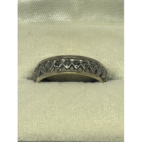 690 - A SILVER AND 9 CARAT GOLD RING SIZE P IN A PRESENTATION BOX