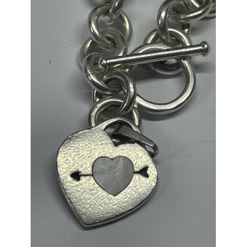 691 - A SILVER T BAR NECKLACE WITH HEART PENDANT